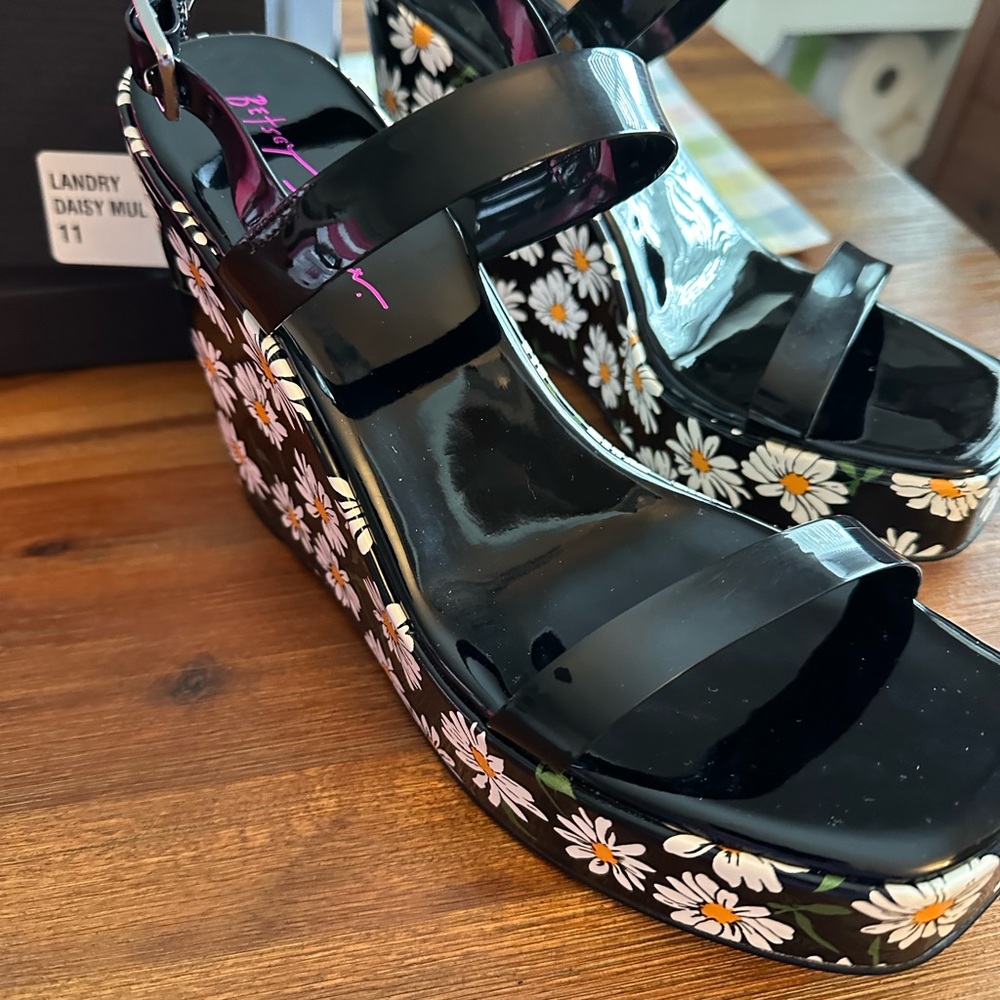 Betsy Johnson, Landry Daisy size 11 never worn
